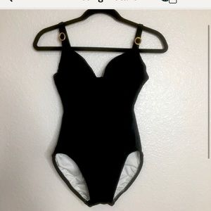 Reposh! Love it but it does not fit me right